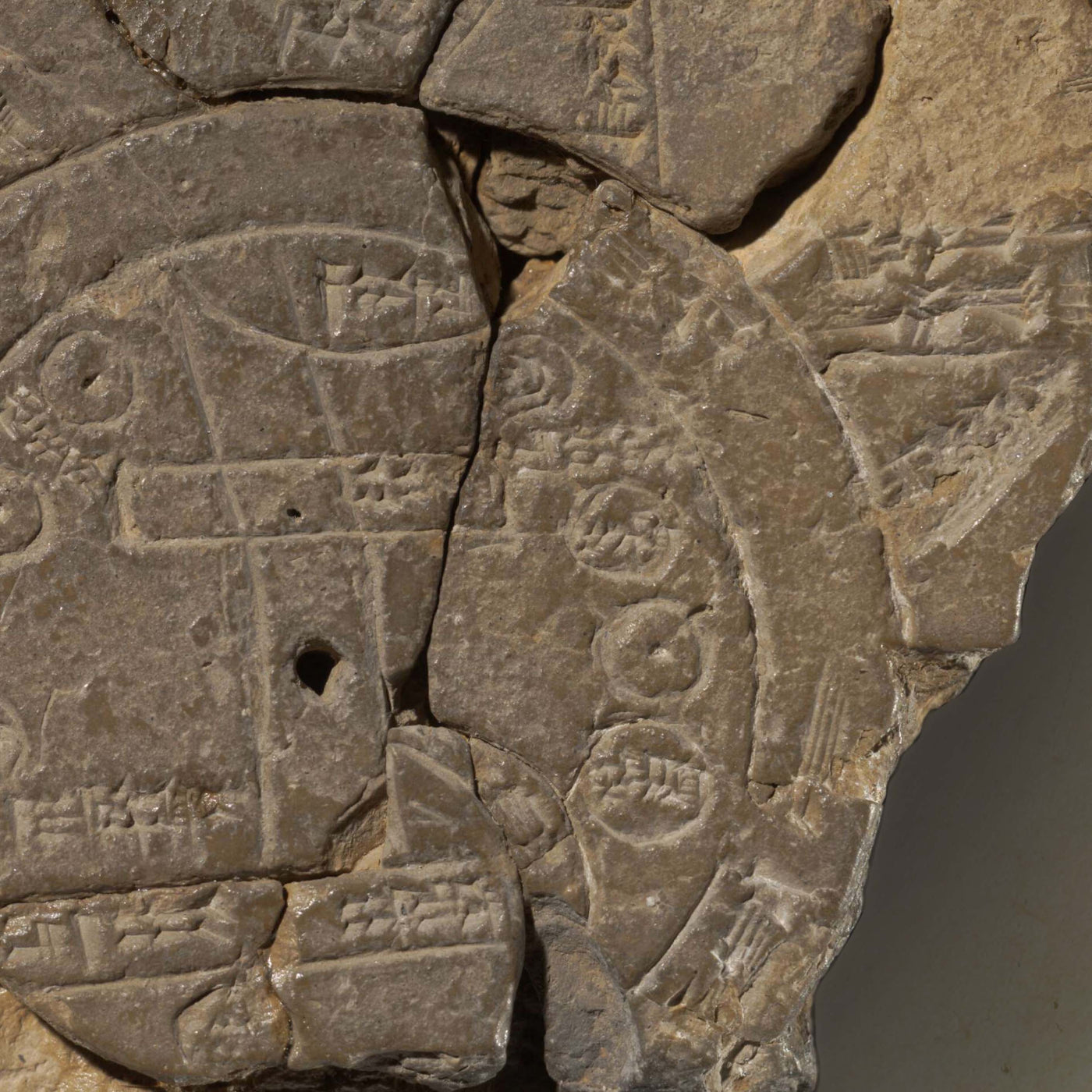 Carte du monde babylonienne (Imago Mundi), 6ème siècle avant notre ère : la plus ancienne carte en tablette d'argile du monde, cunéiforme akkadien 