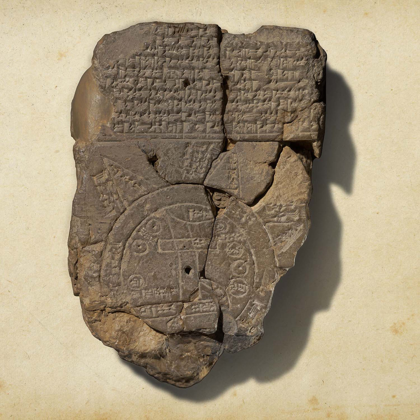 Carte du monde babylonienne (Imago Mundi), 6ème siècle avant notre ère : la plus ancienne carte en tablette d'argile du monde, cunéiforme akkadien 