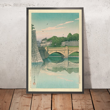 Una imagen enmarcada de Morning at Nijubashi Bridge de Hasui Kawase, 1935