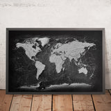 Mapa moderno del mundo de Ray&Co, 2025: monocromo industrial, relieve en relieve y batimetría 