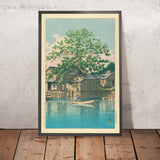 Villaggio sul fiume con barcaiolo e albero di Hasui Kawase, 1935 