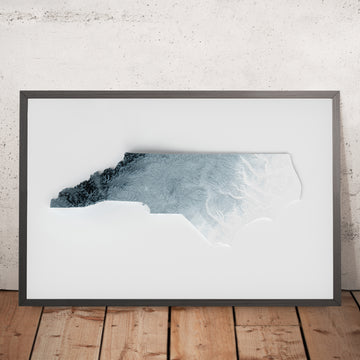 Ein gerahmtes Bild einer topografischen Reliefkarte von North Carolina im 3D-Stil