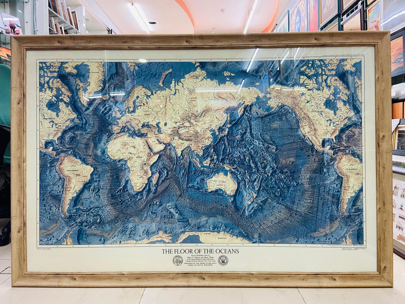 Rare carte ancienne du plancher océanique et du relief terrestre réalisée par l'US Navy en 1976 - Europe, Afrique, Amériques, Antarctique, Australie