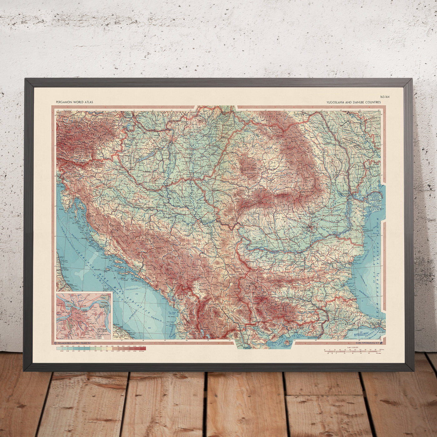 Mapa antiguo de Yugoslavia y países del Danubio, 1967: Mapa político y físico detallado, inserto de Belgrado 